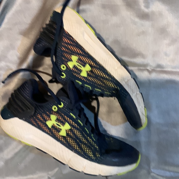 Under ARMOUR - Picture 2 of 5